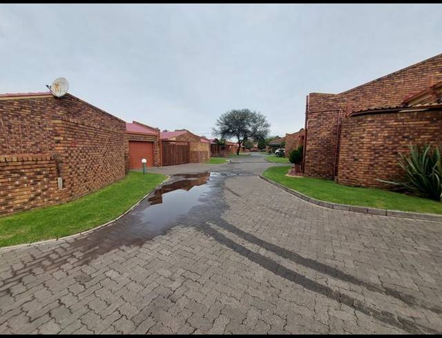 3 BEDROOM SIMPLEX FOR SALE IN VANDERBIJLPARK CE 3